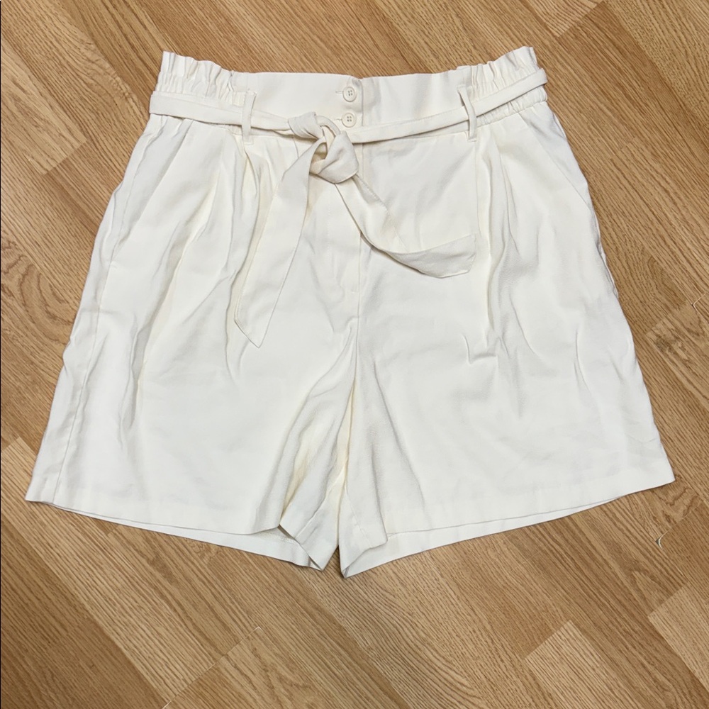 Simply Vera Wang High Waist Off White Shorts. Summer Beach Party